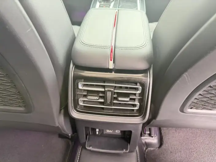 Hongqi HS5 2023 Model 2.0T Flag Xiang Pro Edition – фото 8