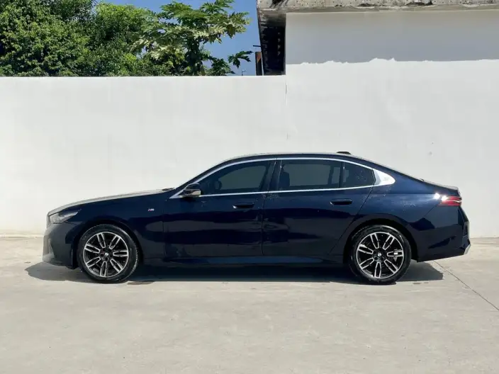 BMW 5 Series 2025 Model 525Li M Sports Set – фото 3