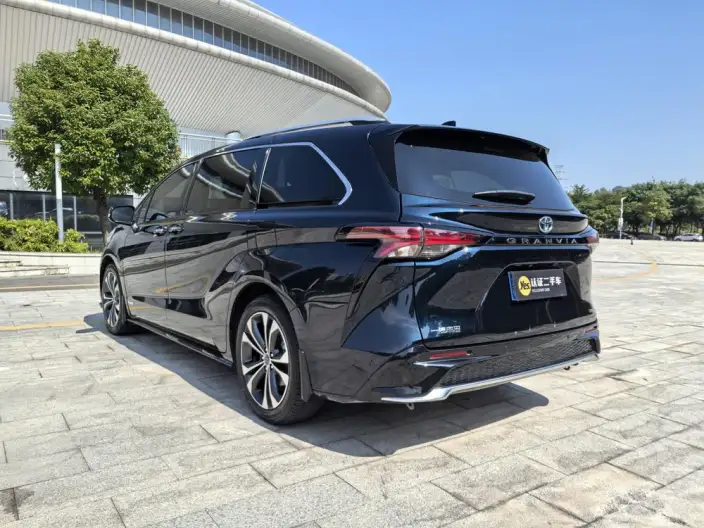 Granvia 2022 Model 2.5L Hybrid Premium Edition – фото 4