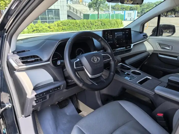 Granvia 2022 Model 2.5L Hybrid Premium Edition – фото 9
