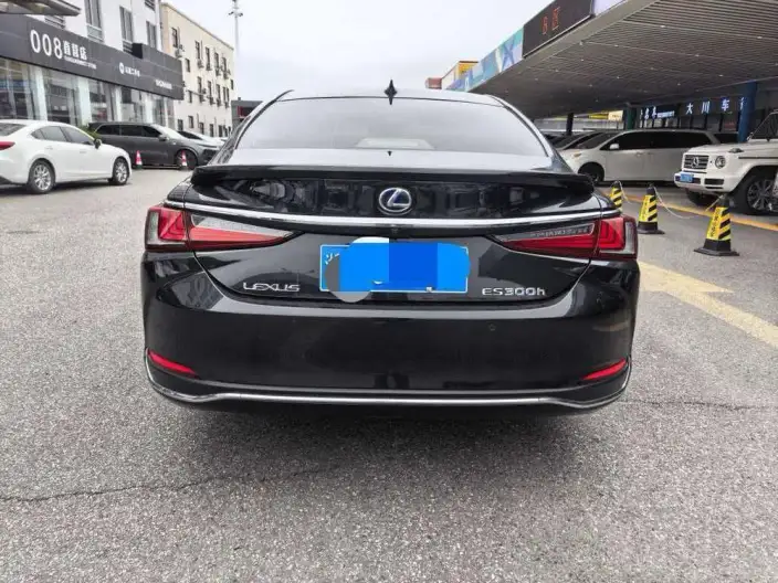 Lexus ES 2022 Model 300h Superior Edition