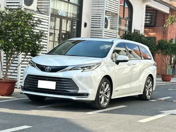 Toyota Sienna 2023 Model Hybrid 2.5L Premium Edition – фото 1