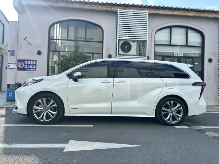 Toyota Sienna 2023 Model Hybrid 2.5L Premium Edition – фото 4