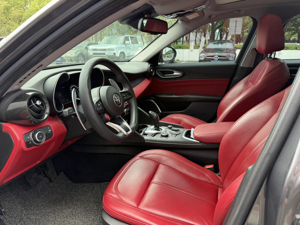 Alfa Romeo Giulia Модель 2020 года 2.0T 280HP Deluxe Edition – фото 11