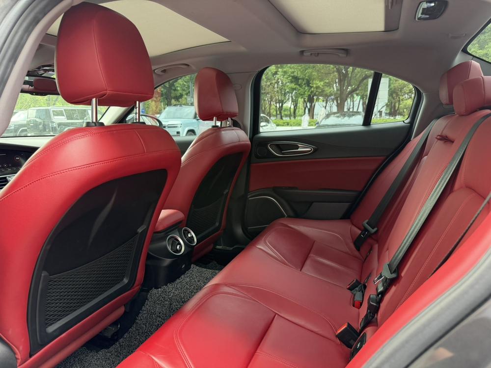 Alfa Romeo Giulia Модель 2020 года 2.0T 280HP Deluxe Edition – фото 12
