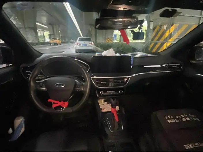 Ford Focus 2022 Model Sedan EcoBoost 180 Automatic ST Line – фото 5