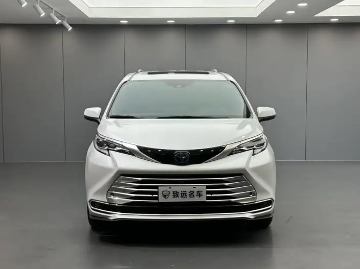 Toyota Sienna 2021 Model 2.5L Hybrid Platinum edition – фото 2