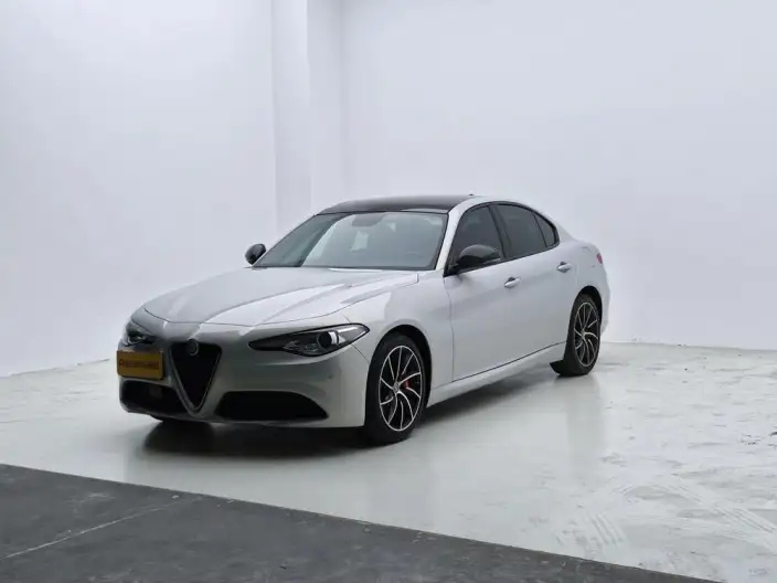 Alfa Romeo Giulia 2021 Model 2.0T 280HP Deluxe Edition – фото 1