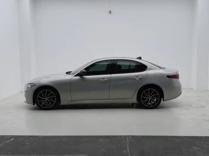 Alfa Romeo Giulia 2021 Model 2.0T 280HP Deluxe Edition – фото 4