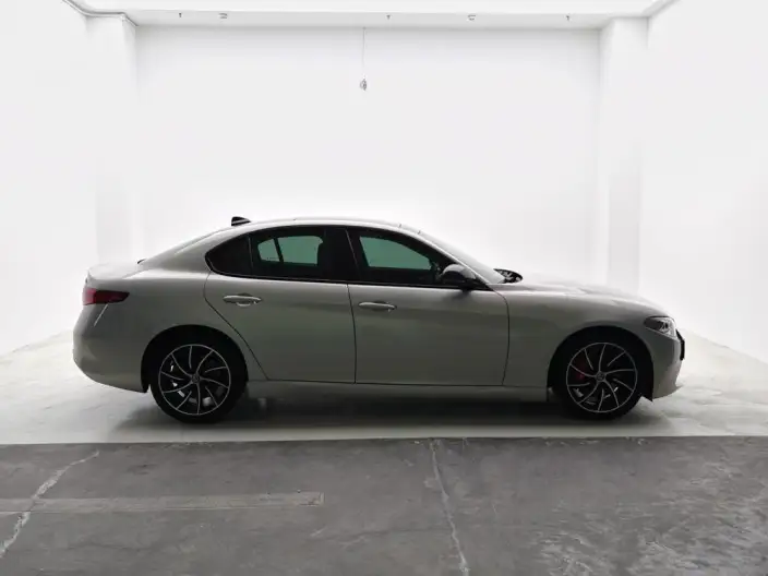 Alfa Romeo Giulia 2021 Model 2.0T 280HP Deluxe Edition – фото 8