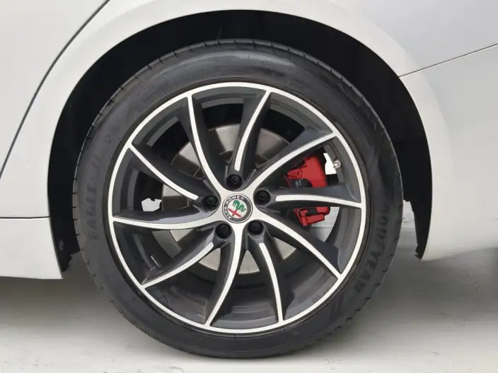 Alfa Romeo Giulia 2021 Model 2.0T 280HP Deluxe Edition – фото 9