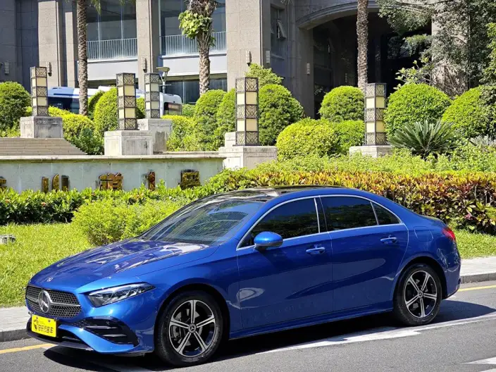 Mercedes-Benz A-class 2023 Model A 200 L Sports sedan Fashion Edition – фото 1