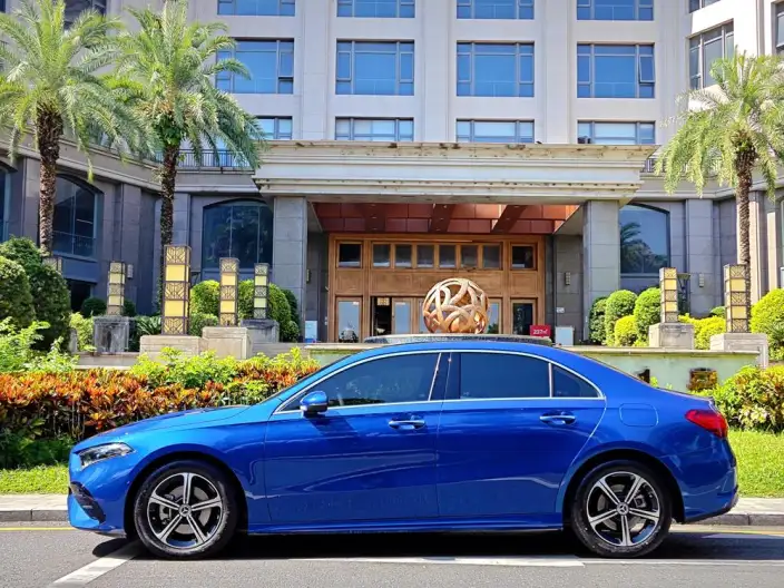 Mercedes-Benz A-class 2023 Model A 200 L Sports sedan Fashion Edition – фото 3