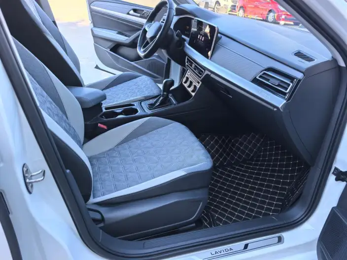 Volkswagen Lavida 2023 Model 300TSI DSG Manyi Edition – фото 9