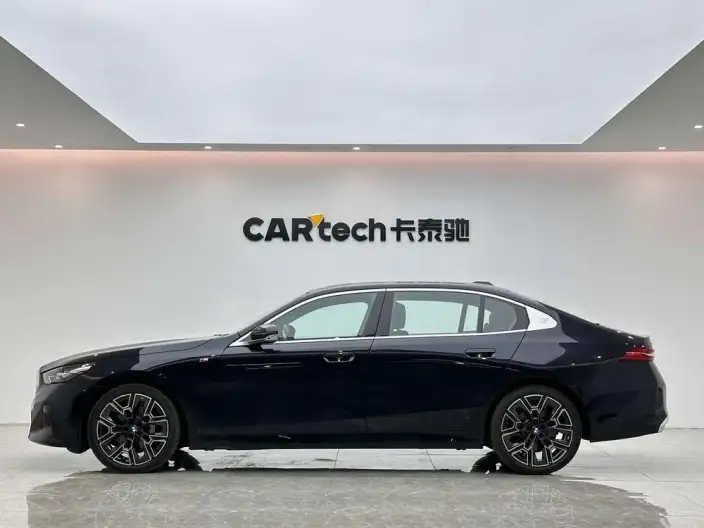 BMW 5 Series 2025 Model 530Li Exclusive Model M Sports Night Set – фото 4