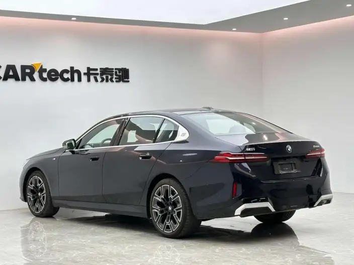 BMW 5 Series 2025 Model 530Li Exclusive Model M Sports Night Set – фото 5