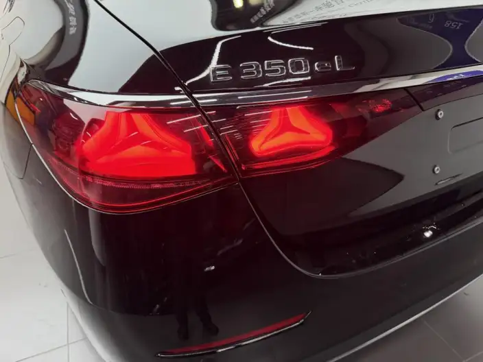 Mercedes-Benz E-Class PHEV 2024 Model E 350 e L sedan – фото 7