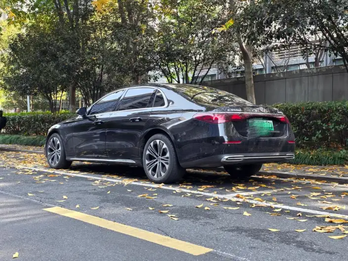 Mercedes-Benz E-Class PHEV 2024 Model E 350 e L sedan – фото 3
