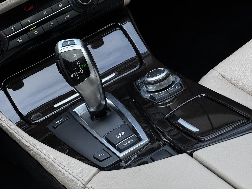 BMW 5 Series 2011 523Li Luxury – фото 16
