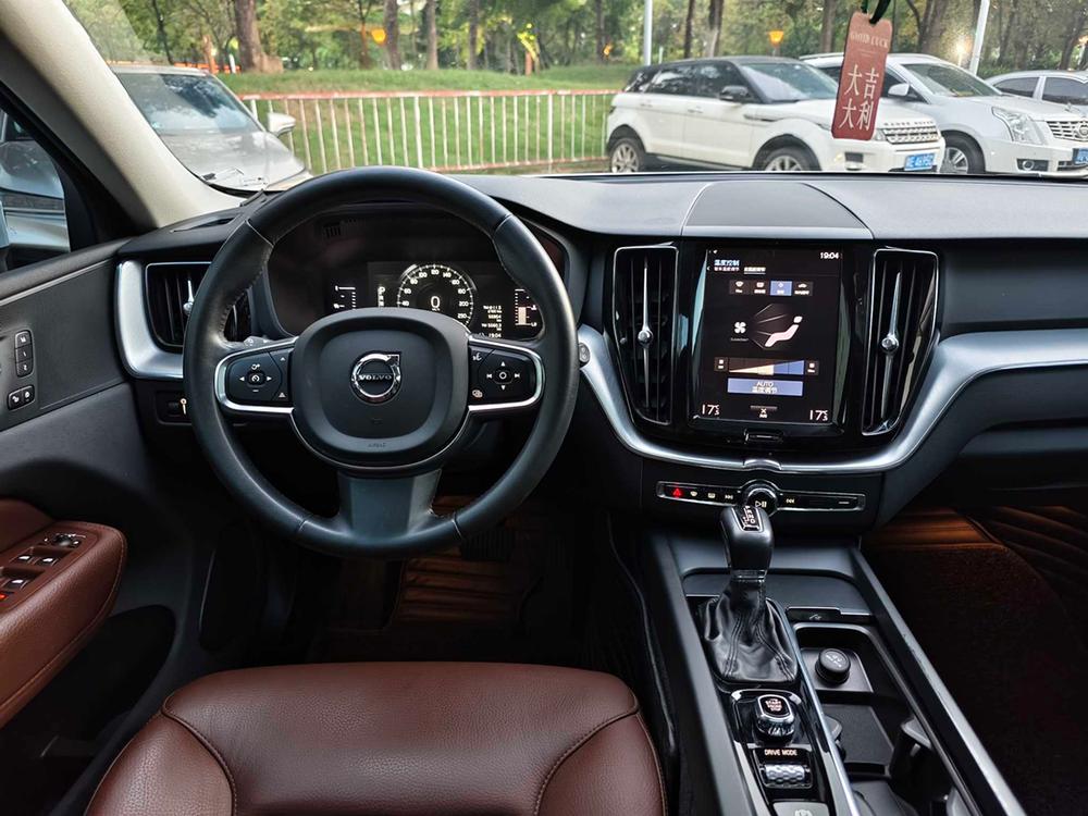 Volvo XC60 2020 T5 AWD Smart Luxury – фото 28