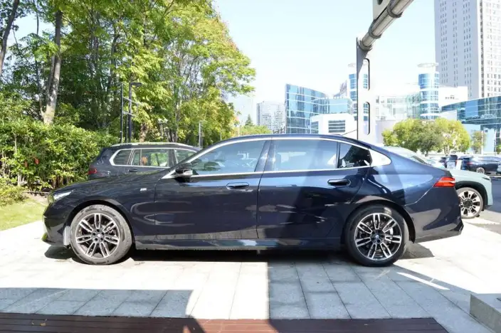 BMW 5 Series 2024 Model 525Li M Sports Set – фото 3
