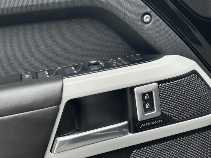 Land Rover Defender 2023 Model 110 3.0T P400 X-Dynamic HSE – фото 10