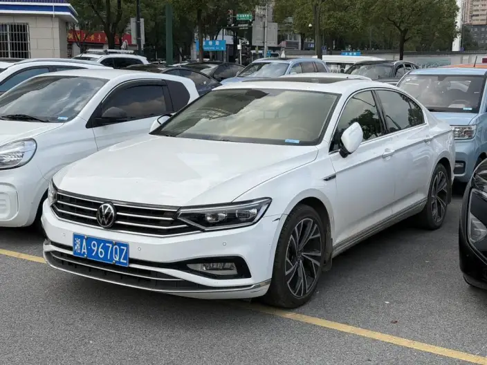 Volkswagen Magotan 2020 Model 330TSI DSG Luxury Model – фото 1