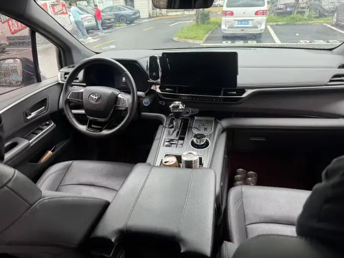 Toyota Sienna 2023 Model Hybrid 2.5L Premium Edition – фото 6