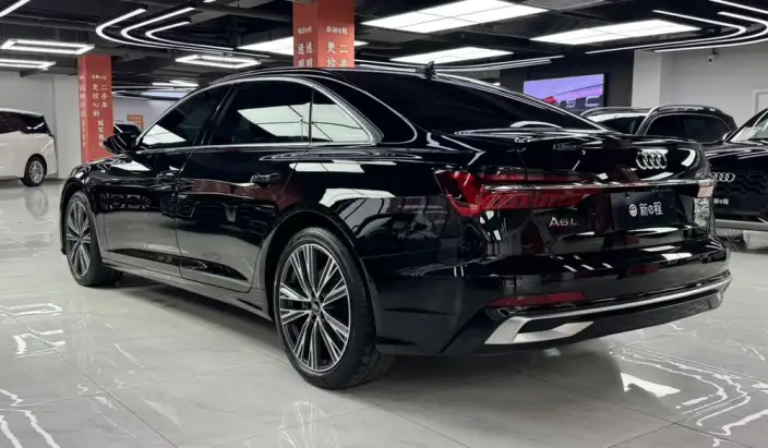 Audi A6L 2024 Model 55 TFSI quattro Exclusive Dynamic Model – фото 4