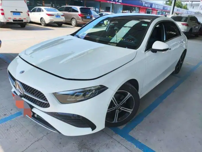 Mercedes-Benz A-class 2025 Model A 200 L Fashion Edition – фото 1