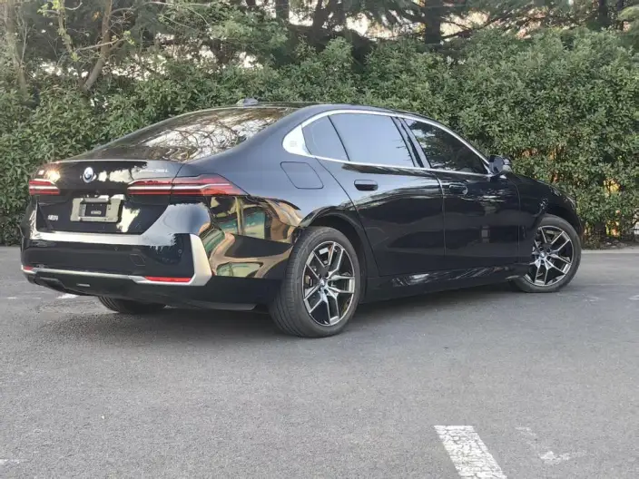 BMW i5 2024 Model eDrive35L Luxury Set – фото 4