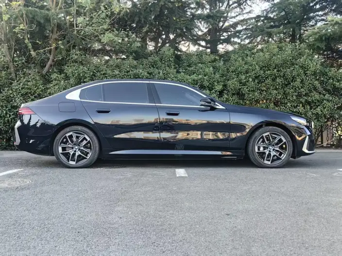 BMW i5 2024 Model eDrive35L Luxury Set – фото 5