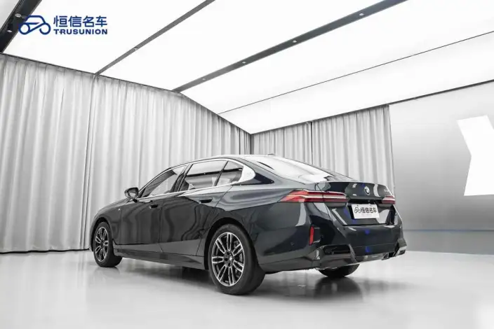 BMW 5 Series 2025 Model 530Li Leading Model M Sports Set – фото 4