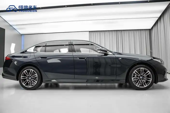 BMW 5 Series 2025 Model 530Li Leading Model M Sports Set – фото 7