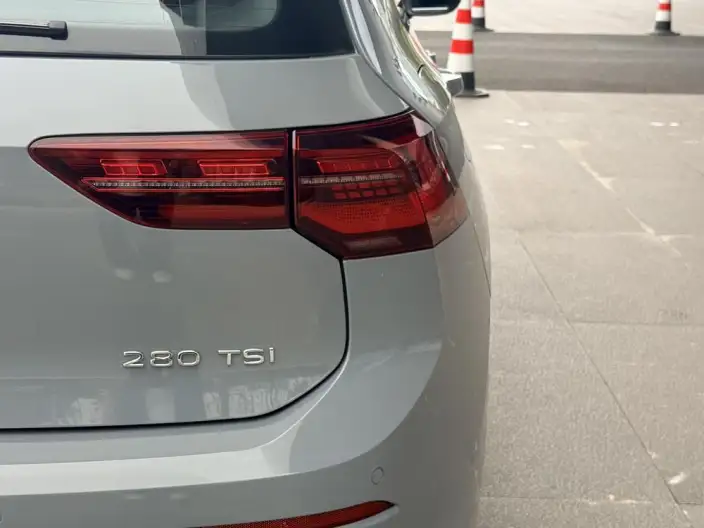 Volkswagen Golf 2023 Model 280TSI DSG R-Line Lite – фото 9