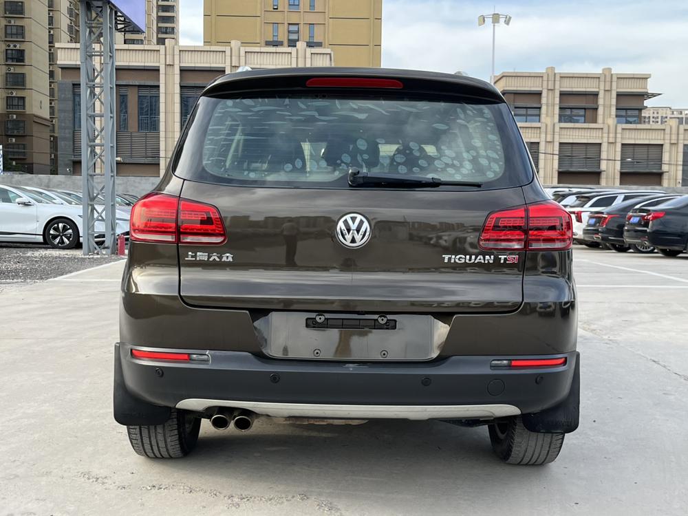 Volkswagen Tiguan 2015 1.8 TSI Automatic FWD Luxury – фото 6