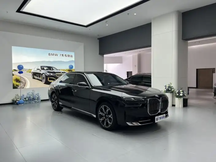 BMW 7 Series 2023 Model 735Li Luxury Set – фото 3