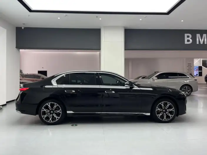 BMW 7 Series 2023 Model 735Li Luxury Set – фото 4
