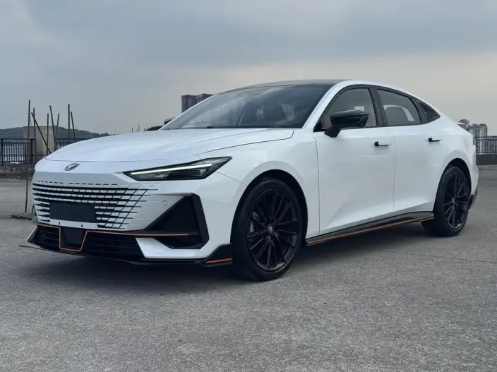 Changan UNI-V 2023 Model 1.5T Sports Edition – фото 1
