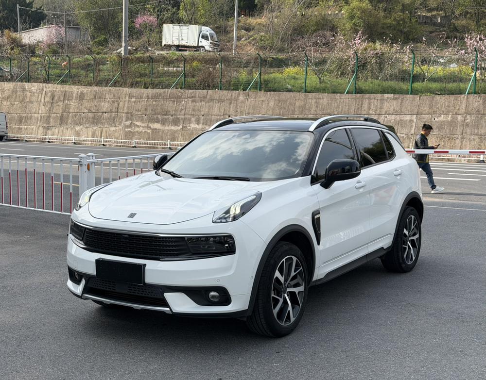 Lynk & Co 01 2017 модификация 2.0T 4WD Jin Pro Edition – фото 1