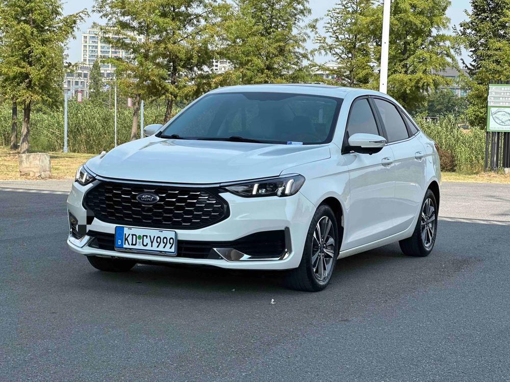 Ford Focus 2021 1.5L Automatic Diamond – фото 1