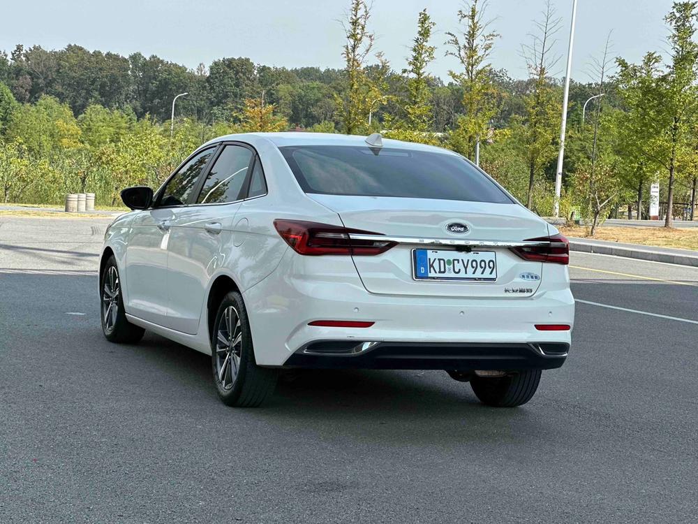 Ford Focus 2021 1.5L Automatic Diamond – фото 3