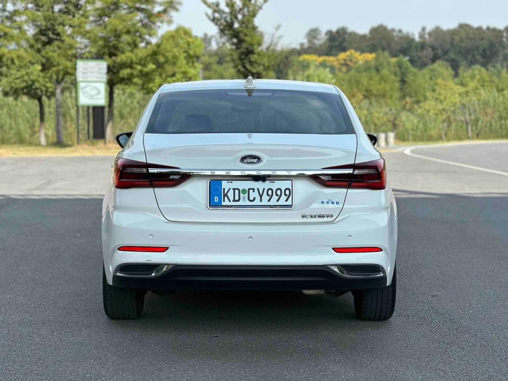 Ford Focus 2021 1.5L Automatic Diamond – фото 4