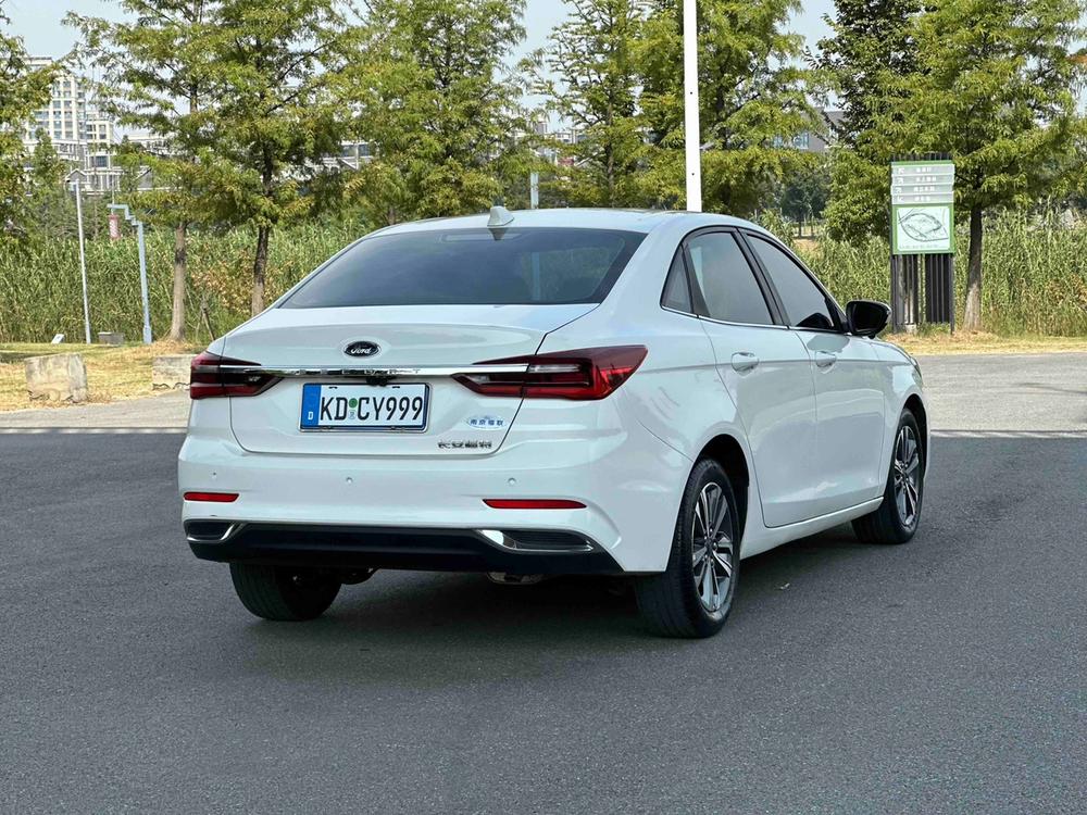 Ford Focus 2021 1.5L Automatic Diamond – фото 5
