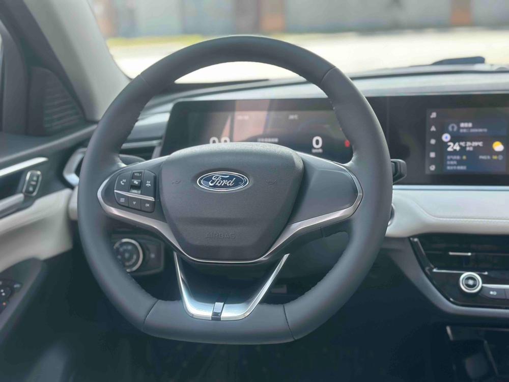 Ford Focus 2021 1.5L Automatic Diamond – фото 13
