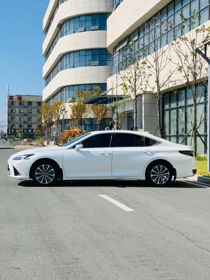 Lexus ES 2025 Model 200 Premium