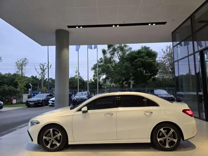 Mercedes-Benz A-class 2023 Model A 200 L Sports sedan Fashion Edition – фото 4