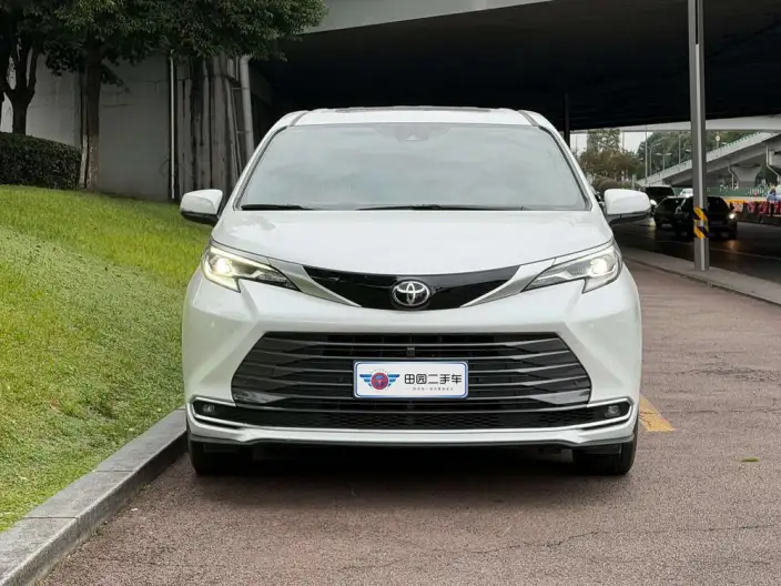 Toyota Sienna 2024 Model Hybrid 2.5L 4WD Premium Edition – фото 2