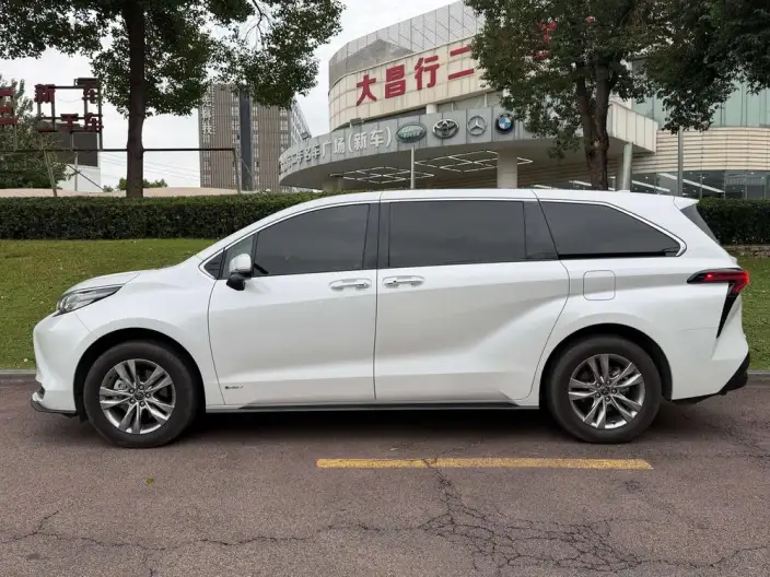 Toyota Sienna 2024 Model Hybrid 2.5L 4WD Premium Edition – фото 3
