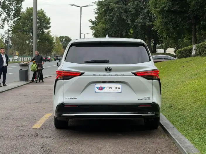 Toyota Sienna 2024 Model Hybrid 2.5L 4WD Premium Edition – фото 5
